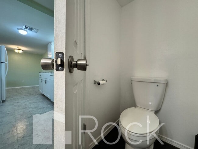 Building Photo - 2 Bedroom Townhome with All Appliances Included!