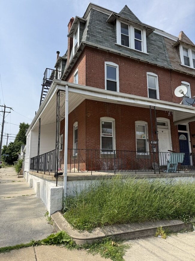 Building Photo - 336 W 8th St