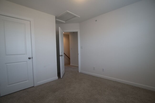 Building Photo - Contemporary 4bd/3.5ba in excellent location