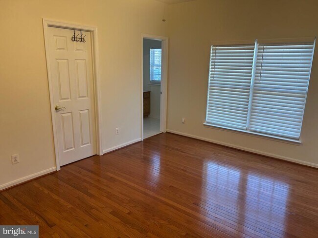 Building Photo - 5658 Lierman Cir