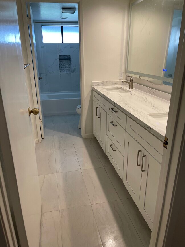 Downstairs bathrm, 2 sinks, tub/shower, all new - 811 Spindrift Dr