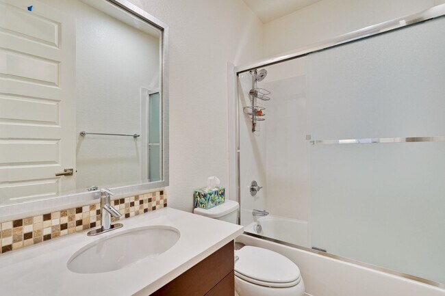 Building Photo - Modern Townhome in Prime Location — Walkab...