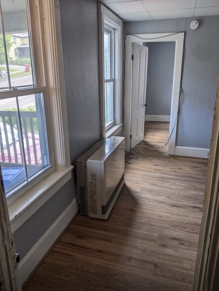 Building Photo - 454 Colchester Ave