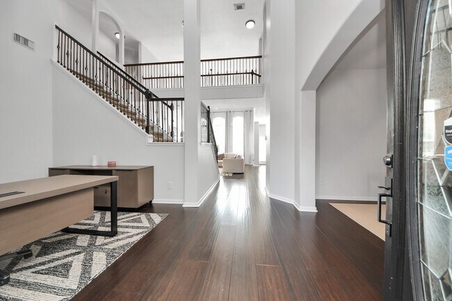 Building Photo - 30214 Vinebriar Dr