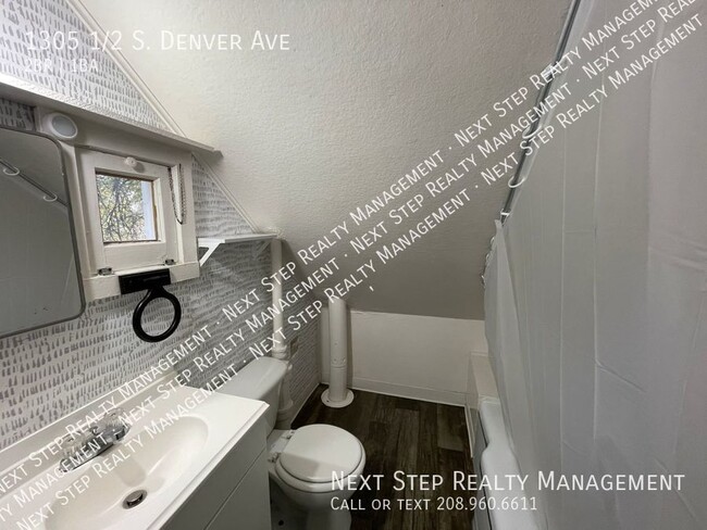 Building Photo - 1305 1/2 S. Denver Ave-