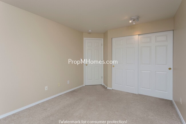 Building Photo - Stylish Beaverton Townhome with Attached Garage!