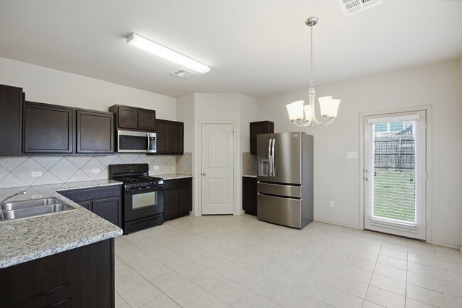 Building Photo - "Charming San Marcos Retreat: Spacious 3-Bedroom Home with 2.5 Baths on Lake Glen!"