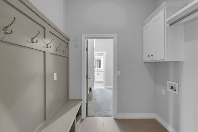 Building Photo - Luxury Home - Month-to-Month or 6-month Le...