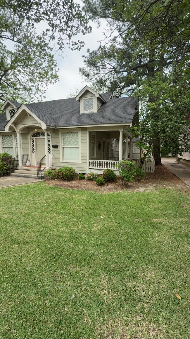 Building Photo - Beautiful duplex in Belhaven!! ALL UTILITIES INCLUDED!!!