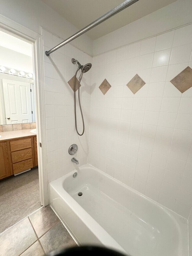 Building Photo - Great Crown Hill Townhouse Near Carkeek Pa...