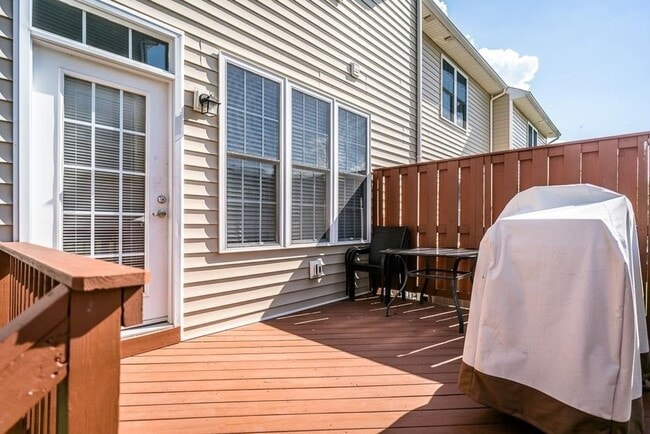 Building Photo - Spacious Luxury Townhome! Outstanding Location!