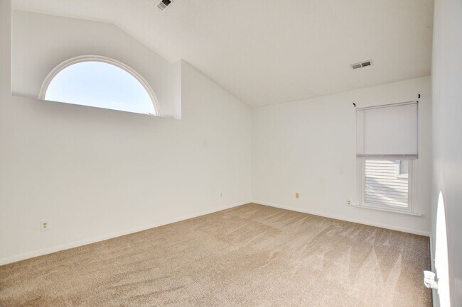 Building Photo - 2 Bedroom 1 full bath in Cedar Lakes