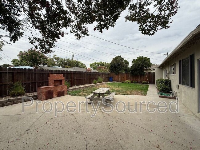 Building Photo - 1537 Maplewood Dr