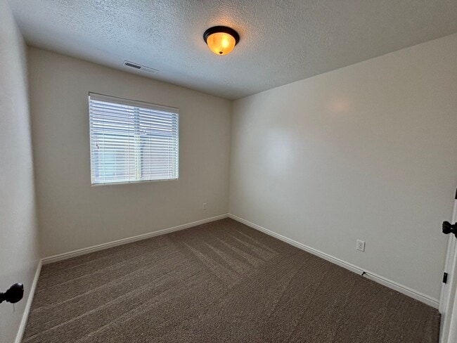 Building Photo - SPACIOUS TOWNHOME AVAILABLE FOR RENT