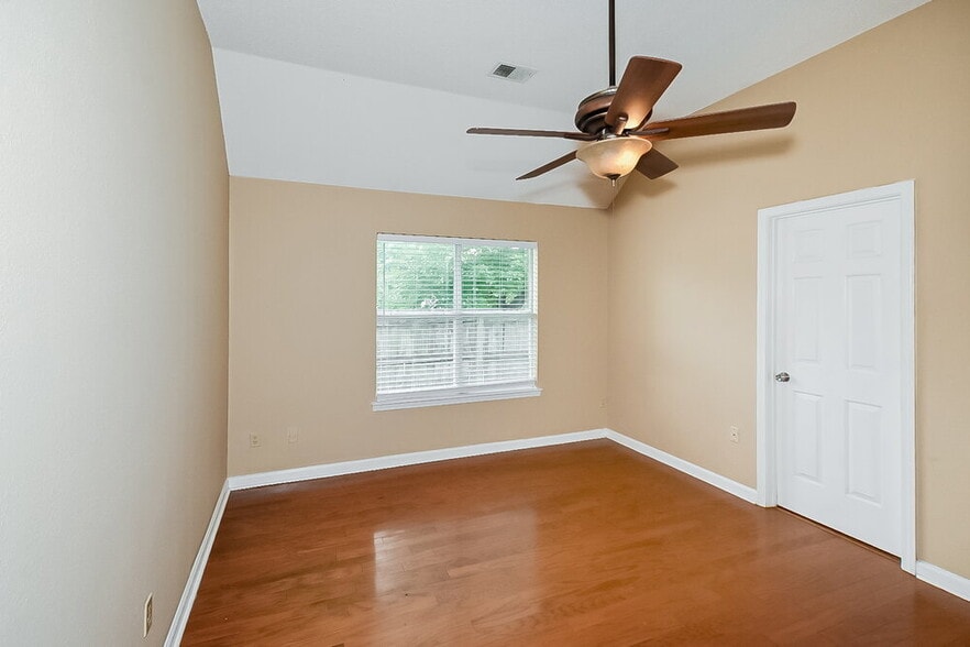 Building Photo - 8169 Oak Moss Cove