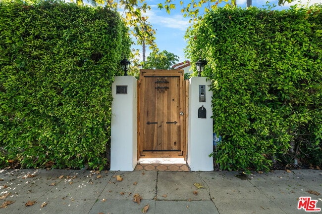 Building Photo - 441 Flores St