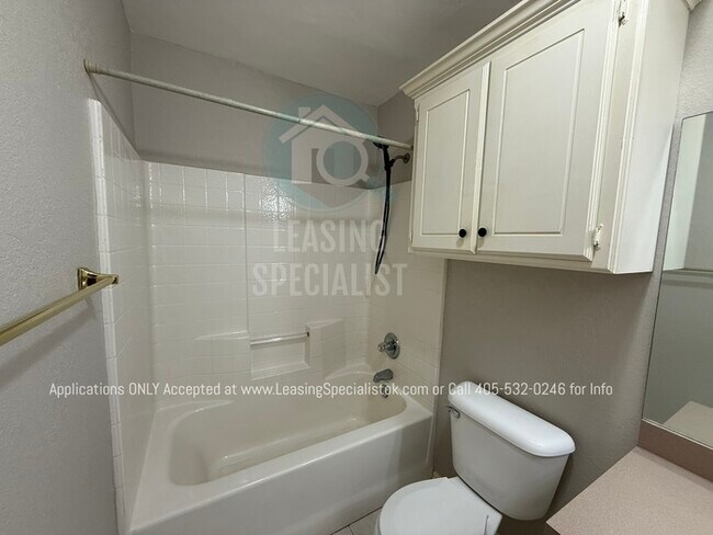 Building Photo - West Norman 3 Bed 2 Bath Garden home!