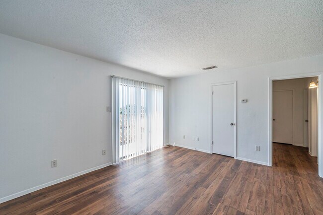 Building Photo - 4828 Wellesley Ave