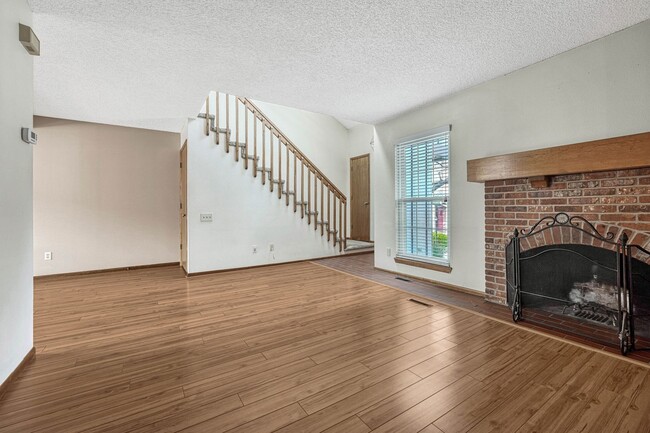 Building Photo - Move-In Ready Townhome with Garage & Great Amenities!