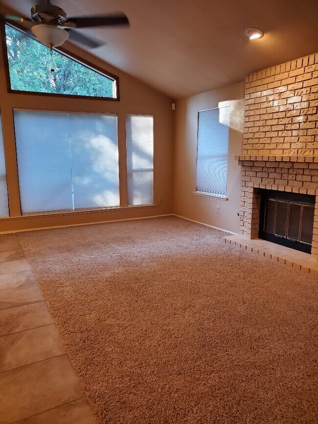 Building Photo - "Spacious 4-Bed, 3-Bath Oasis in Gold Rive...