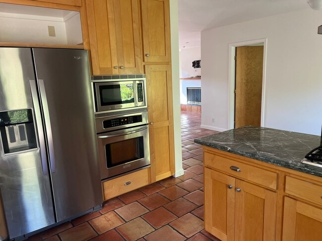 Building Photo - Private 3 Bedroom In Carpinteria