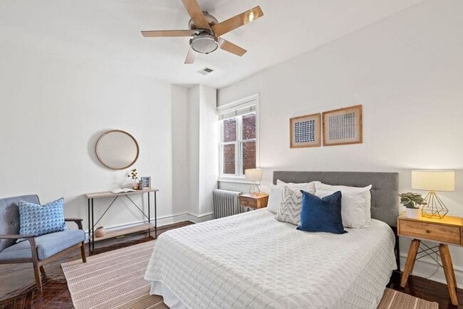 Building Photo - Gorgeous, Spacious 4BR with Updated Kitche...