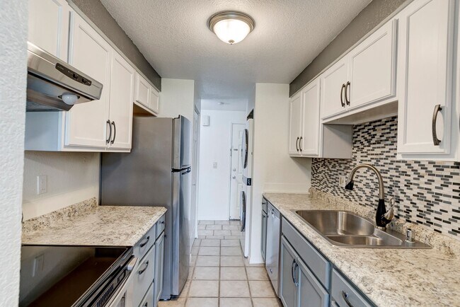 Primary Photo - 2 Bedroom Downstairs Condo with Washer/Dry...