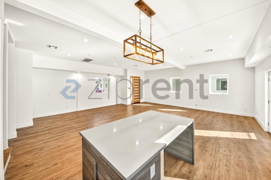 Building Photo - 5641 Riverton Ave