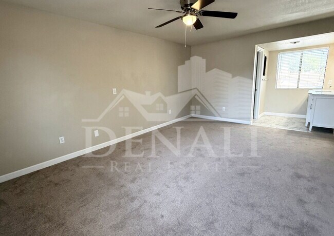 Building Photo - 1529 E Edgewater Dr