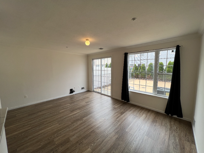 Building Photo - 143 Admiral Ln