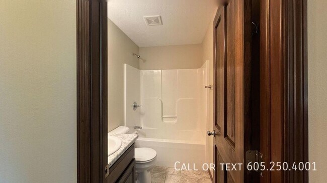Building Photo - Spacious 4 Bedroom 3 Bathroom home with Va...