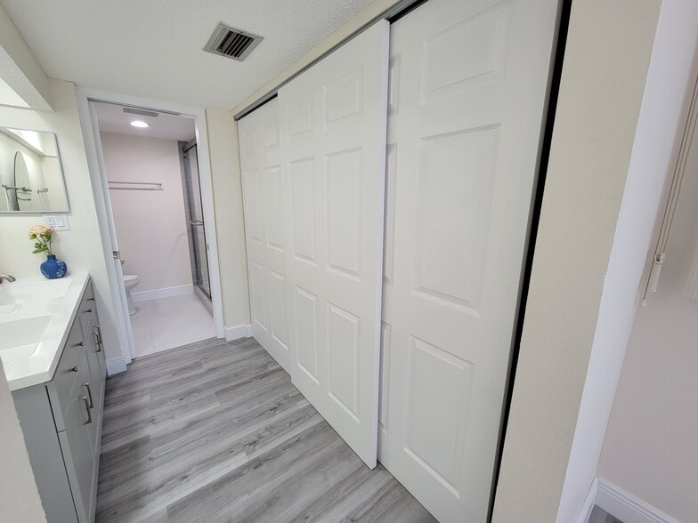 Building Photo - 500 Treasure Island Cswy