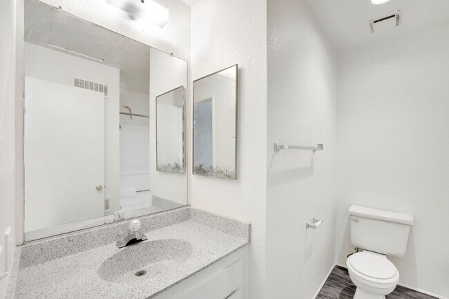 Building Photo - 2BD 2BTH B