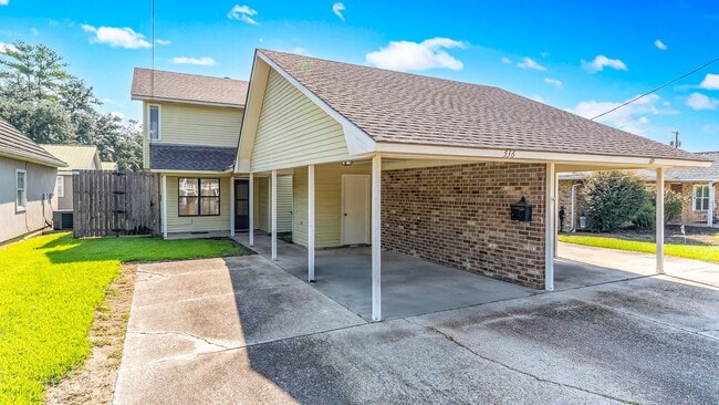 Building Photo - Charming 2-Bedroom Townhome in Desirable P...