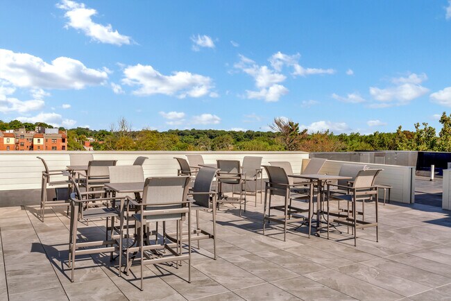 Building Photo - 8 Boulevard W