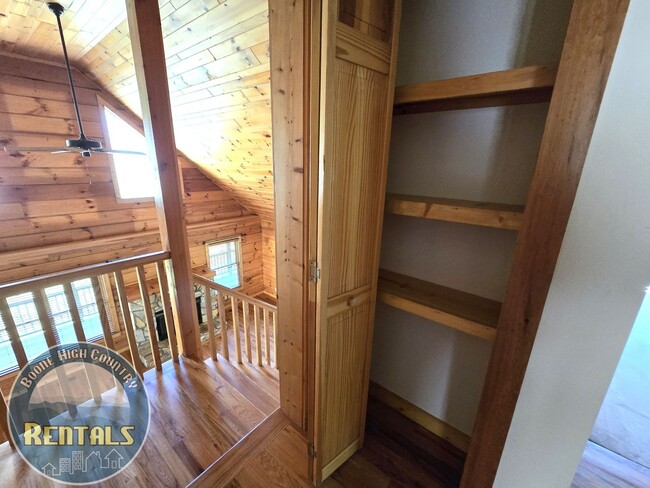 Building Photo - Beautiful Cabin in Sugar Grove with Multi-...