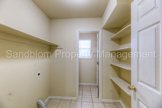 Building Photo - For Lease | Sand Springs | $1125 Rent | Av...