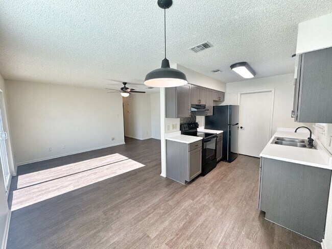 Building Photo - Charming 3-Bedroom 2- Bath home in New Bra...