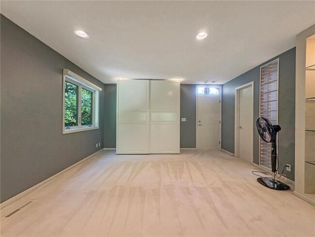 Building Photo - 13900 Hill Ridge Dr