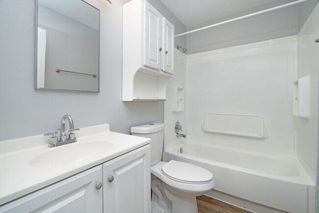 Building Photo - MOVE IN SPECIAL 1ST MONTH RENT FREE!! 2 bedroom unit!!