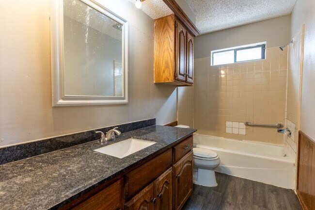 Building Photo - Cute Yukon Home