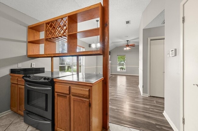 Building Photo - 692 John Henry Dr