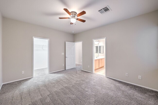 Building Photo - Gorgeous 6Bed/5Bath/4Car, 2-Story Home located in the Mountains Edge