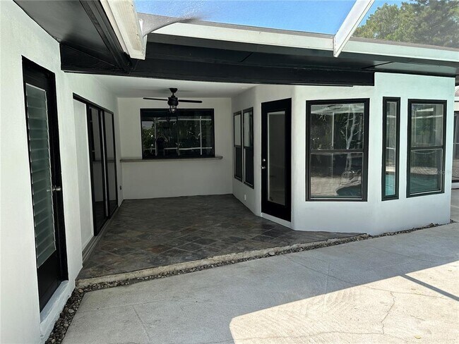 Building Photo - 701 Bluff View Dr