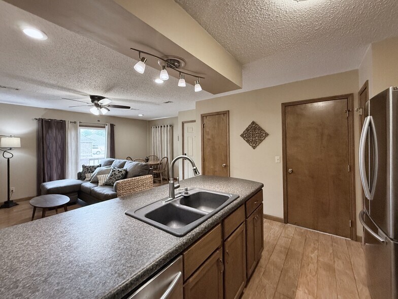 Building Photo - 1516 Meadowhill Dr
