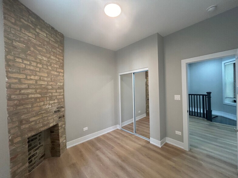 Building Photo - 428 W Belden Ave