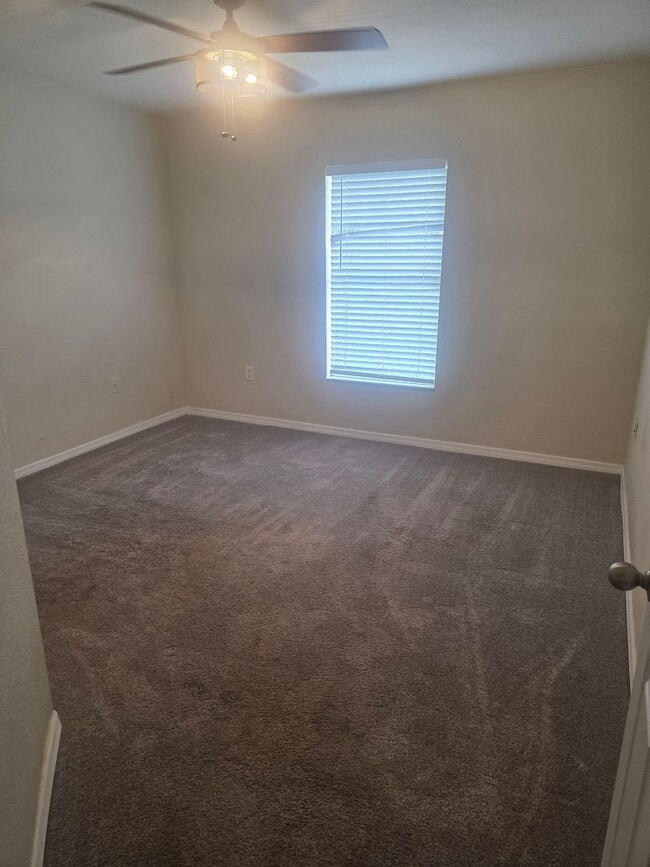 Building Photo - Large 4 bedroom 2 bath House