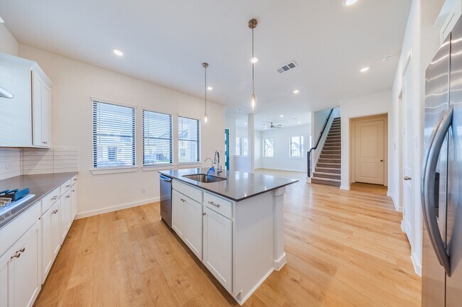 Building Photo - 3235 Home Ct