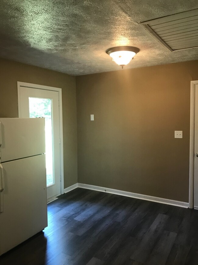 Building Photo - Updated SE Springfield Home -Available Now