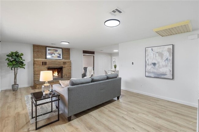 Building Photo - 701 NW Ford Ln